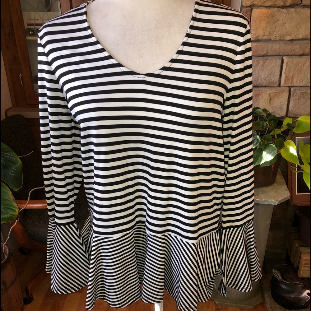 IM NYC Isaac Mizrahi size Medium black and white striped long bell sleeve v/neck